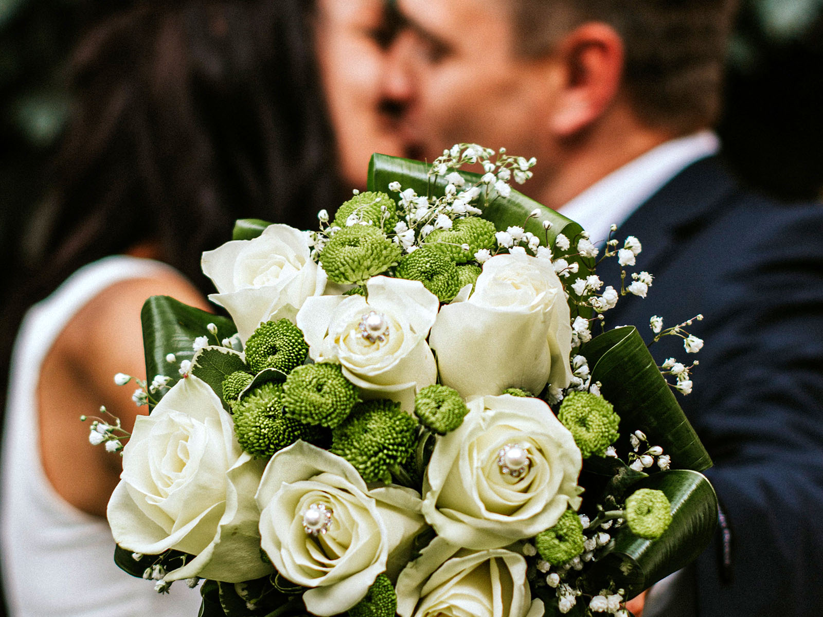 How to Choose the Right Flowers for Your Wedding Bouquet